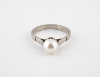 null White gold (750) solitaire ring set with a white cultured pearl.

Gross weight:...
