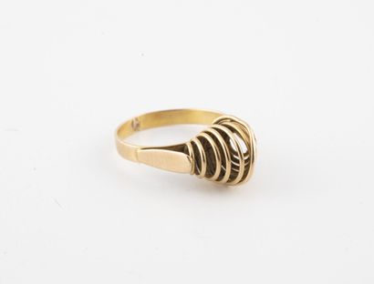 Yellow gold ring (750) centered of a winding...