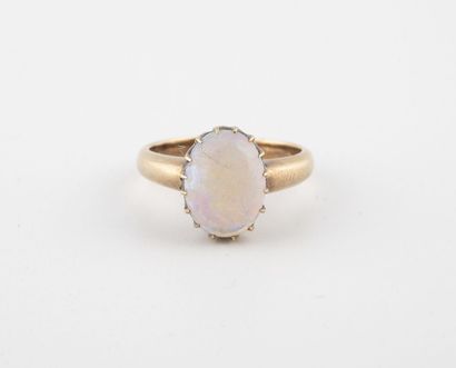 null Yellow gold ring (585) centered with an oval white opal in cabochon in claw...