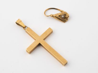  Pendentif croix en or jaune (750). 
Poids net : 2.4 g. H. : 3.5 cm. 
Rayures d'usage....