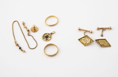 null Lot of yellow gold (750) wedding rings, chain and cufflink. 

Total weight:...