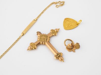 null Lot de débris de pendentifs et bracelet en or jaune (750).

Poids total : 5.2...