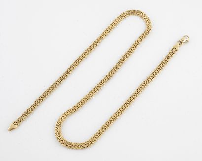  Collier à maille fantaisie composé de filins d'or jaune (750) formant noeuds. 
Fermoir...