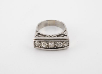 White gold (750) and platinum (850) ring...