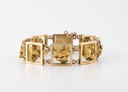  Bracelet en or jaune (750) à maillons carrées ajourées décorées d'or jaune (min....