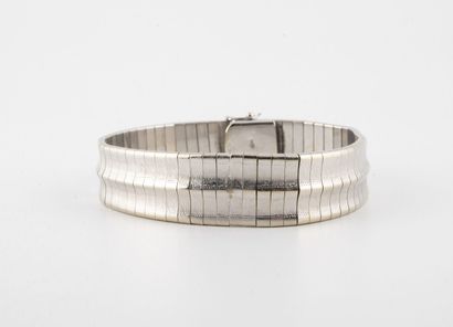null Ribbon bracelet in white gold (750) with articulated rectangular links in fall....