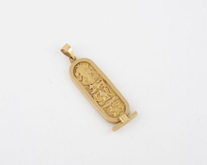  Pendentif en forme de cartouche égyptien en or jaune (750) à décor en relief de...