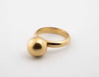 Yellow gold ring (750) decorated with a ball....