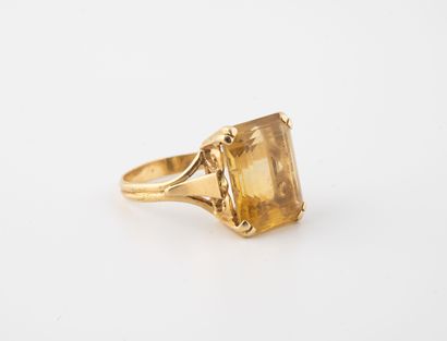 Yellow gold (750) ring centered on an emerald-cut...