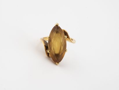 Yellow gold (750) ring centered on a marquise-cut...