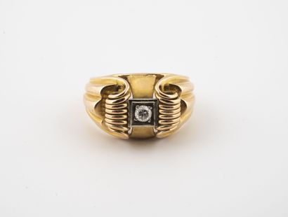 null Bague de type Tank en or jaune (750) centrée d'un petit diamant de taille brillant...