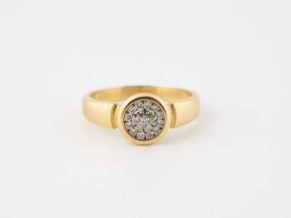 null Bague ronde en or jaune (750) ornée de petits diamants de taille huit-huit en...