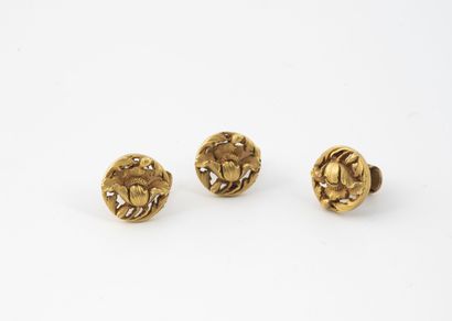 Trois boutons de col ronds en or jaune (750)...