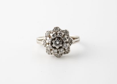 null Rhodium-plated yellow gold (750) and platinum (850) daisy ring set with brilliant-cut...