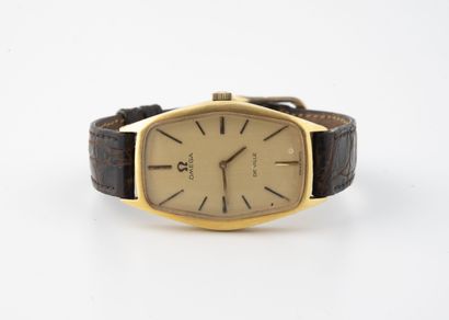 OMEGA, DE VILLE Men's wrist watch.

Rectangular case with cut sides in yellow gold...