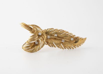 Feather brooch in yellow gold (750) set with...