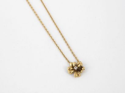 Yellow gold (750) forçat chain necklace centered...
