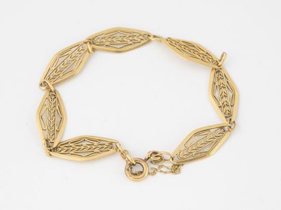 null Bracelet en or jaune (750) à maillons navettes filigranés. 

Fermoir anneau...