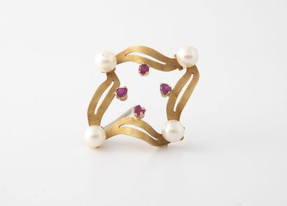 Yellow gold (750) brooch with two wavy ribbons...