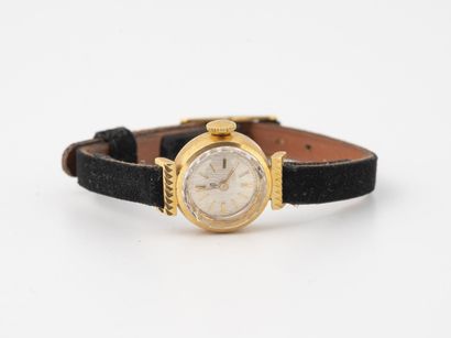 LIP Ladies' wristwatch.

Round case in yellow gold (750), the attachments with sawtooth...