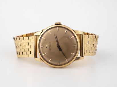 OMEGA Lady's wristwatch in yellow gold (750).

Round case.

Dial with golden background,...