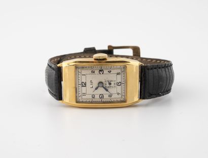 LIP Men's wristwatch. 

Case in yellow gold (750) of rectangular shape with cut sides....
