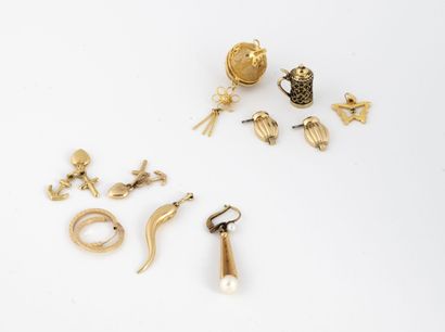 Lot of jewelry in yellow gold (750) including...