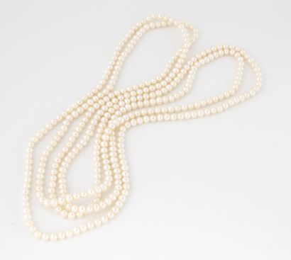 Long necklace in white cultured pearls. 

Length...