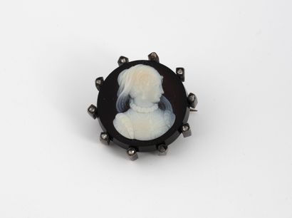 Circular brooch with a cameo on white and...