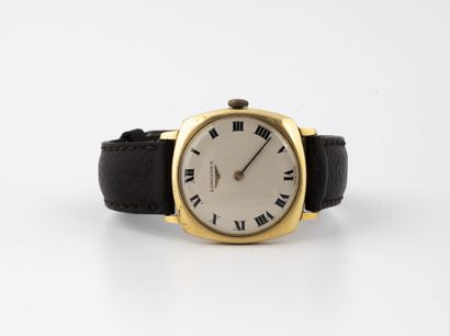 LONGINES 
Men's wrist watch.




Square case with rounded sides in gold (750). 




Dial...