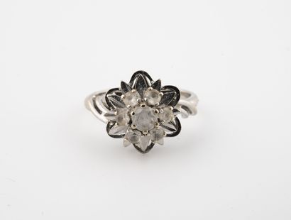 White gold (750) flower ring set with small...