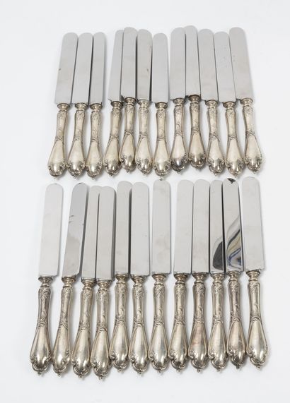 null Vingt-quatre couteaux, aux manches trilobés en argent fourré (min. 800) à décor...