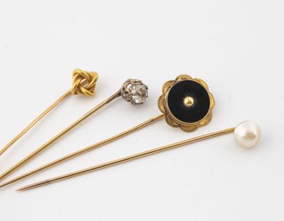 Lot of four yellow gold (750) collar pins...