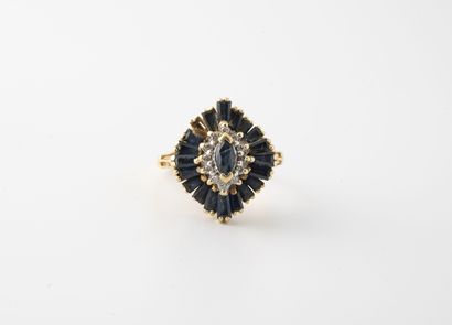 null Yellow gold (750) ring set with a plateau of baguette-cut sapphires and centered...