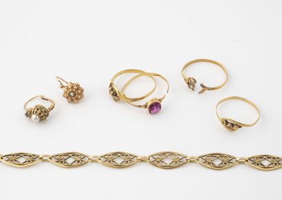 null Lot de bijoux en or jaune (750) comprenant : 

- un bracelet à maille navette...
