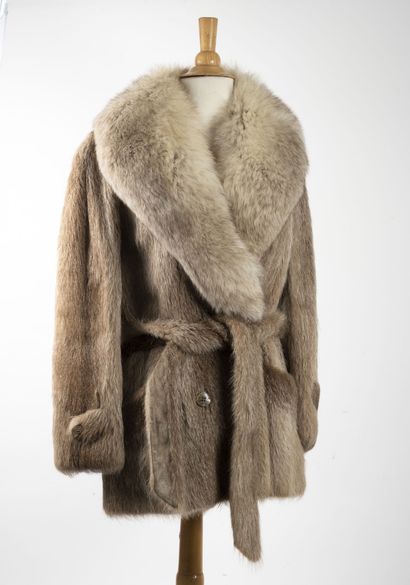 HERMES Paris 
Elégant manteau court en fourrure (probablement renard) à large col...