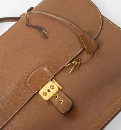 HERMES Paris Courchevel gold calfskin dispatch bag.

Interior with one gusset. 

Gold...