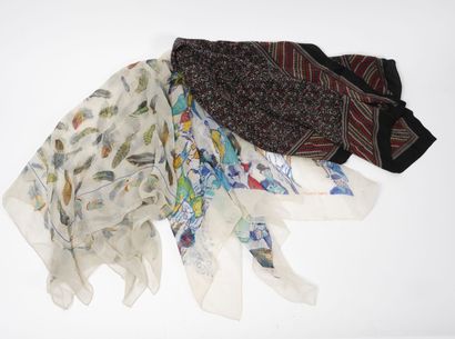 HERMES Paris Lot de foulards comprenant :

- Foulard en mousseline de soie imprimée.

Modèle...