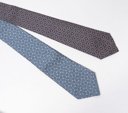 HERMES Paris Lot including :

- A silk tie with marine anchors on a blue background.

-...