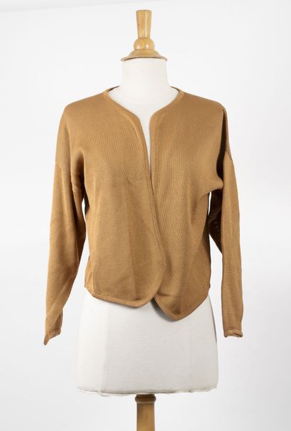 HERMES Paris Small cardigan in camel cotton knit. 

Size 44. 

Nice condition, small...