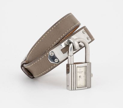 HERMES Paris, Kelly 
Montre bracelet de dame.




Boîtier cadenas en acier. 




Cadran...