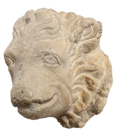 null 
Tête de lion en pierre calcaire sculptée.



La tête de l'animal est tournée...