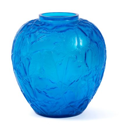 RENE LALIQUE (1860-1945) Vase, modèle “Perruches” (créé en 1919)
Épreuve en verre...
