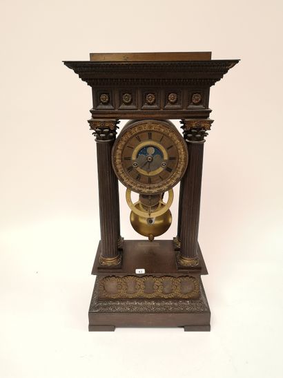 null Large portico regulator clock in brass with golden and golden patina with Corinthian...