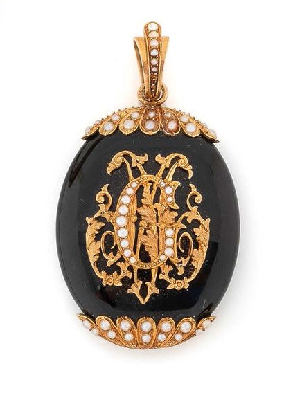 null Important pendentif porte-souvenir de forme ovale en onyx à décor appliqué en...