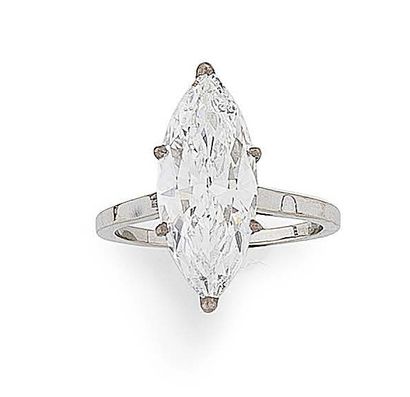 null Bague solitaire en or gris 750 millièmes, ornée d'un diamant taille navette...