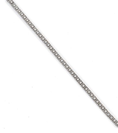 Bracelet ligne en or gris (750) formé de...