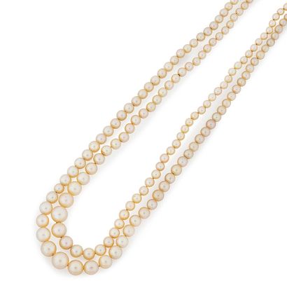 CHAUMET Paris Beau collier à deux rangs de 187 perles blanches fines en chute.
Fermoir...