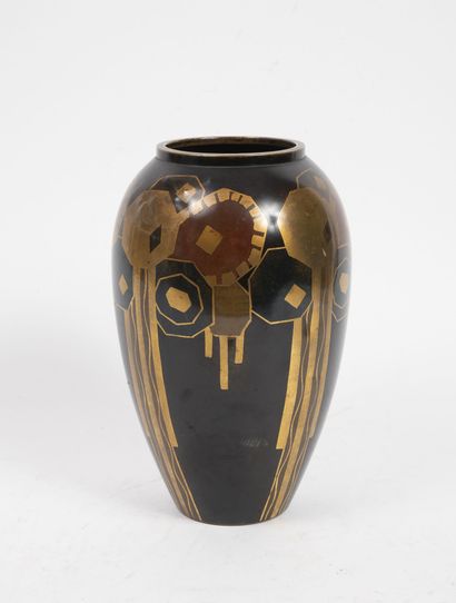 MAISON CHARLES Vase ovoïde

En dinanderie martelée sur bronze à décor géométrique...