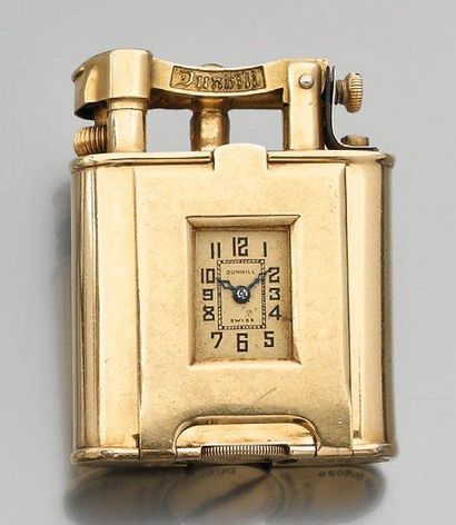 DUNHILL Rare et beau briquet en or à essence incrusté d'une montre. Boîtier carré,...